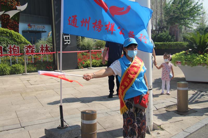 <strong>美女粉嫩浪屄穴流阴水图片</strong>